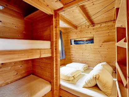 Luxury camping - Art der Unterkunft: Bungalow - Tyrol - Schlafraum mit Doppelbett, 2 Einzelkabinen - Camping Dreiländereck in Tirol Blockhütte Tirol Camping Dreiländereck Tirol