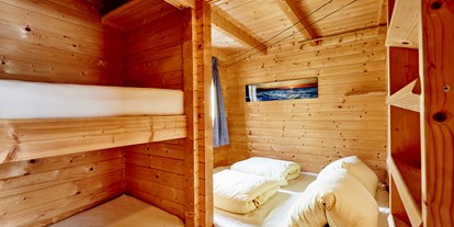 Luxuscamping - WC - Schlafraum mit Doppelbett, 2 Einzelkabinen - Camping Dreiländereck in Tirol Blockhütte Tirol Camping Dreiländereck Tirol