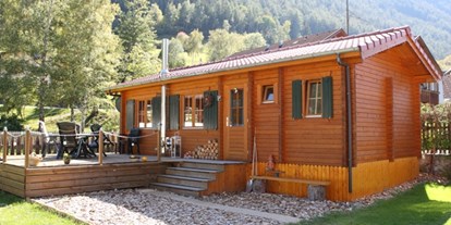 Luxuscamping - WC - Außenansicht Blockhaus Tirol, Lage direkt am Camping Dreiländereck - Camping Dreiländereck in Tirol Blockhütte Tirol Camping Dreiländereck Tirol