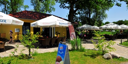 Luxuscamping - Terrasse - Deutschland - Gemütliche Gastronomie mit Seeblick - Falkensteinsee FASSzinierendes Erlebnis am Falkensteinsee