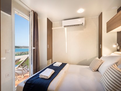 Luxuscamping - Kroatien - Lanterna Premium Camping Resort - Valamar Lanterna Premium Camping Resort - Happy Dog Premium Mobilheim 