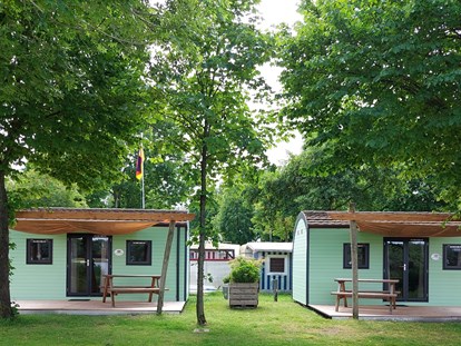 Luxuscamping - Parkplatz bei Unterkunft - Deutschland - Unsere Woodlodges - Freizeitpark "Am Emsdeich" Family Woodlodge mit Seeblick auf dem Freizeitpark "Am Emsdeich"