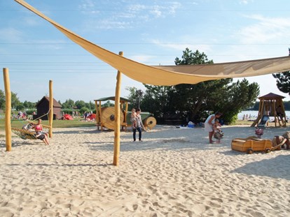 Luxuscamping - Sonnenliegen - Niedersachsen - Kleinkinder Spielanlage - Freizeitpark "Am Emsdeich" Family Woodlodge mit Seeblick auf dem Freizeitpark "Am Emsdeich"