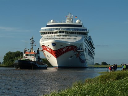 Luxuscamping - Ostfriesland - Auf der Ems kann man die Überführung der Meyer-Schiffe beobachten (bitte Termine anfragen) - Freizeitpark "Am Emsdeich" Family Woodlodge mit Seeblick auf dem Freizeitpark "Am Emsdeich"
