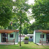Glampingunterkunft: Unsere Woodlodges - Freizeitpark "Am Emsdeich": Family Woodlodge mit Seeblick auf dem Freizeitpark "Am Emsdeich"