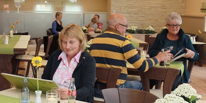 Luxuscamping - Terrasse - Deutschland - Entspannen mit Geschmack im Restaurant "Oase" - ganzjährig geöffnet - Ostseecamping Ferienpark Zierow Mobilheime und Ferienhäuschen im Ostseecamping Ferienpark Zierow
