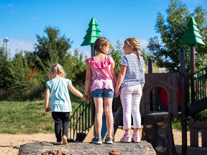 Luxury camping - Dusche - Germany - Kinder vertreiben sich die Zeit auf einem der Spielplätze mit Socceranlage, Tischtennisplatten, Kleinkindspielplatz und Kleintiergehege direkt auf dem Campingplatz - Ostseecamping Ferienpark Zierow Mobilheime und Ferienhäuschen im Ostseecamping Ferienpark Zierow