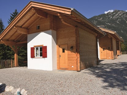 Luxury camping - Dusche - Berghütte Außenansicht - Camping Resort Zugspitze Berghütten Komfort im Camping Resort Zugspitze