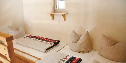 Luxuscamping - Kochmöglichkeit - Schlafbereich auf der Galerie - Camping Resort Zugspitze Berghütten Komfort im Camping Resort Zugspitze