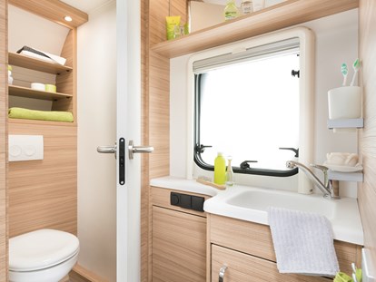 Luxury camping - getrennte Schlafbereiche - Schleswig-Holstein - Spül WC im Caravan - Mobilheime direkt an der Ostsee Glamping Caravan