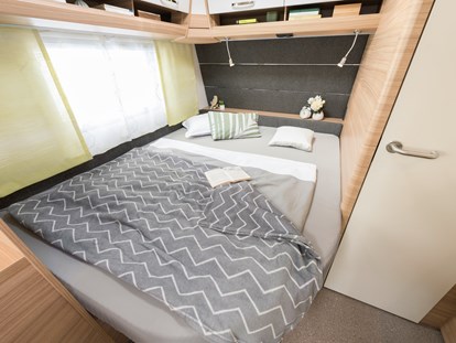 Luxury camping - Gartenmöbel - Ostsee - Elternschlafzimmer - Mobilheime direkt an der Ostsee Glamping Caravan