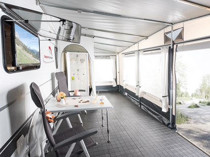 Luxuscamping - Kühlschrank - Schleswig-Holstein - Beheiztes Vorzelt mit Dusche - Mobilheime direkt an der Ostsee Glamping Caravan