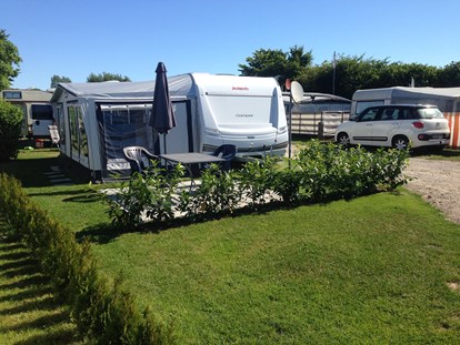 Luxury camping - Parkplatz bei Unterkunft - Ostsee - Mobilheime direkt an der Ostsee Glamping Caravan