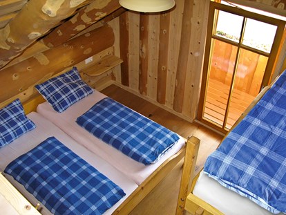 Luxuscamping - Kühlschrank - Bas Rhin - Schlafraum mit Doppelbett und Etagenbett - Schwarzwälder Hof Naturstammhaus auf Schwarzwälder Hof