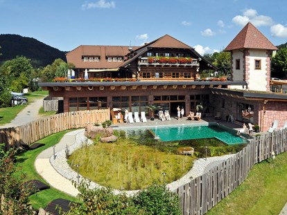 Luxury camping - Parkplatz bei Unterkunft - Schwarzwald - Saunabereich außen mit Naturbadeteich - Schwarzwälder Hof Naturstammhaus auf Schwarzwälder Hof
