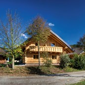 Luxuscamping: Ansicht Naturstammhäuser 1a/b  2a/b - Schwarzwälder Hof: Naturstammhaus auf Schwarzwälder Hof