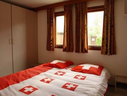 Luxuscamping - getrennte Schlafbereiche - Wallis - Bequemes Doppelbett - Camping Swiss-Plage Chalet am Camping Swiss-Plage