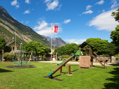 Luxury camping - Switzerland - Ihre Kinder werden keine Langweile haben : Fussball, Volleyball oder Minigolf spielen, Trampolin springen, oder sich
im Schwimmbad erfrischen. Im Camperhaus stehen Flipperkästen, Tischfussball, Billiardtisch usw. zur Verfügung. Auch für die Kleinsten bieten wir Spielsachen an. - Camping de la Sarvaz Klassische Mietchalets am Camping de la Sarvaz