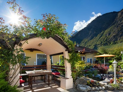Luxury camping - Preisniveau: gehoben - Valais - Terasse vom Restaurant - Camping de la Sarvaz Klassische Mietchalets am Camping de la Sarvaz