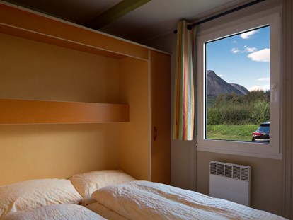 Luxuscamping - Kühlschrank - Schweiz - Zimmer im ein Residence Chalet - Camping de la Sarvaz Klassische Mietchalets am Camping de la Sarvaz