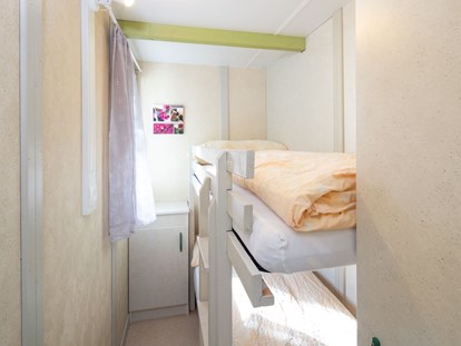 Luxuscamping - Preisniveau: gehoben - Kinderzimmer Hütte/bungalow - Camping de la Sarvaz Klassische Mietchalets am Camping de la Sarvaz