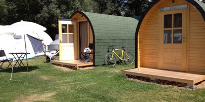 Luxuscamping - Terrasse - Wallis - Die Bed-Homes haben einen kleinen Rasenplatz und sind in der Nähe des Sanitärgebäudes.  - Camping Santa Monica Bed-Homes am Camping Santa Monica