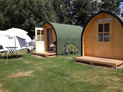Luxury camping - WC - Switzerland - Die Bed-Homes haben einen kleinen Rasenplatz und sind in der Nähe des Sanitärgebäudes.  - Camping Santa Monica Bed-Homes am Camping Santa Monica