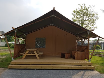 Luxuscamping - Terrasse - Deutschland - Unsere Zeltlodge - Freizeitpark "Am Emsdeich" Safari Zeltlodge mit exklusiver Ausstattung