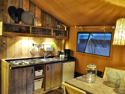 Luxury camping - Terrasse - Lower Saxony - Küche mit Geschirr für 5 Personen - Freizeitpark "Am Emsdeich" Safari Zeltlodge mit exklusiver Ausstattung