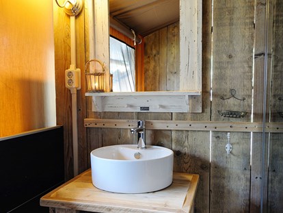Luxuscamping - Terrasse - Deutschland - Badezimmer mit WC und Dusche - Freizeitpark "Am Emsdeich" Safari Zeltlodge mit exklusiver Ausstattung
