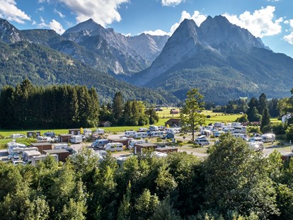 Luxury camping - Parkplatz bei Unterkunft - Germany - Camping Resort Zugspitze Schlaffässer im Camping Resort Zugspitze
