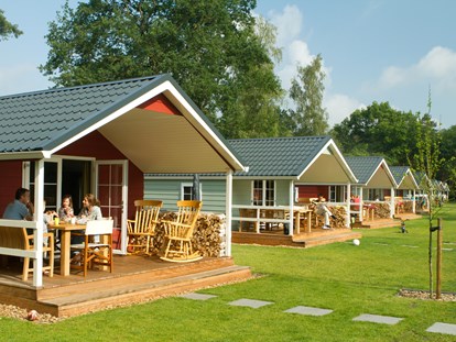 Luxury camping - Sonnenliegen - Netherlands - Terrasse - Camping De Kleine Wolf Lodges 6 Personen auf  Camping De Kleine Wolf