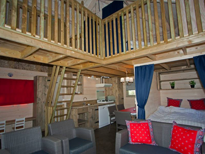 Luxury camping - Dusche - Twente - Oben befinden sich zwei Doppelbetten - Camping De Kleine Wolf Ferienhütte Hooiberg auf Camping De Kleine Wolf