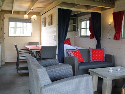 Luxury camping - getrennte Schlafbereiche - Netherlands - Wohnraum mit Küche und Schlafzimmer mit Doppelbett - Camping De Kleine Wolf Ferienhütte Hooiberg auf Camping De Kleine Wolf