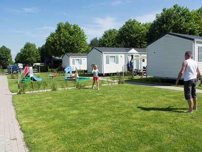 Luxuscamping - Art der Unterkunft: Bungalow - Camping Klein Strand Chalets für 4 Personen auf Camping Klein Strand