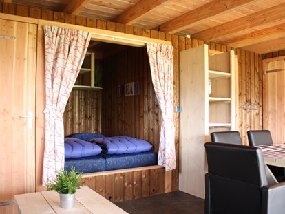 Luxuscamping - Preisniveau: gehoben - Niederlande - Bettnische - Camping De Kleine Wolf Klaverlodge auf Camping De Kleine Wolf