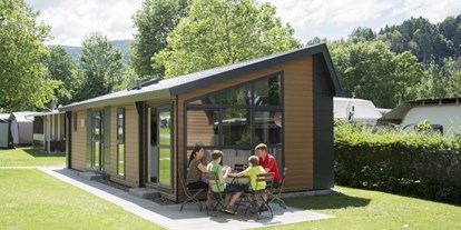 Luxuscamping - WC - Außenansicht mit Terrasse - Kirchzarten / Schwarzwald hochwertige Mobilheime in Kirchzarten / Schwarzwald