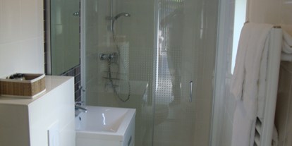 Luxuscamping - WC - Badezimmer (gefliest) mit großzügiger Dusche, Waschbecken, WC und Handtuchwärmer - Kirchzarten / Schwarzwald hochwertige Mobilheime in Kirchzarten / Schwarzwald