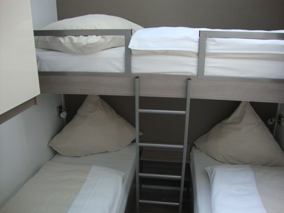 Luxury camping - getrennte Schlafbereiche - Germany - Schlafzimmer mit drei Einzelbetten - Kirchzarten / Schwarzwald hochwertige Mobilheime in Kirchzarten / Schwarzwald