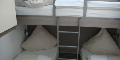 Luxuscamping - WC - Schlafzimmer mit drei Einzelbetten - Kirchzarten / Schwarzwald hochwertige Mobilheime in Kirchzarten / Schwarzwald