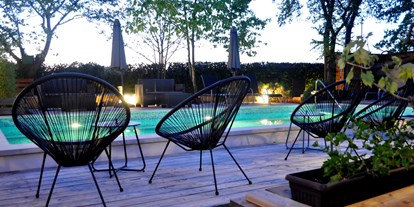 Luxuscamping - Sonnenliegen - Rovinj - Open air relax pool area by night - B&B Suite Mobileheime für 2 Personen mit eigenem Garten B&B Suite Mobileheime für 2 Personen mit eigenem Garten