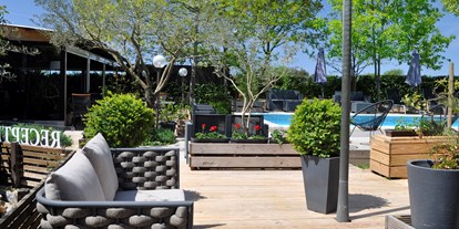 Luxuscamping - Kaffeemaschine - Rovinj - Open air relax pool area - B&B Suite Mobileheime für 2 Personen mit eigenem Garten B&B Suite Mobileheime für 2 Personen mit eigenem Garten