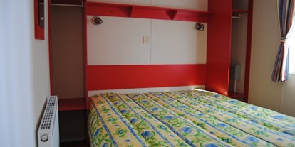 Luxuscamping - Grill - Großes Schlafzimmer mit einem gemütlichen Doppelbett - Camping Fuussekaul Luxus Mobilheime Normandy für 8 Personen auf Camping Fuussekaul
