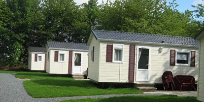 Luxuscamping - Grill - Mobilheim Foxhouse Außenansicht - Camping Fuussekaul Luxus Mobilheime Foxhouse für 6 Personen auf Camping Fuussekaul