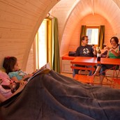Glamping accommodation - Innenansicht - PODhouse - Holziglu gross auf Camping Atzmännig