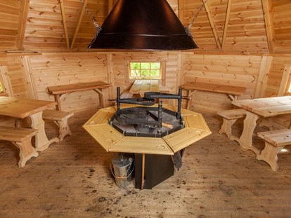 Luxuscamping - Terrasse - Schweiz - Innenansicht Grillkota - Camping Atzmännig PODhouse - Holziglu gross auf Camping Atzmännig