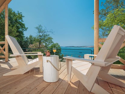 Luxuscamping - Kochmöglichkeit - Novigrad - Frühstück mit einem herrlichen Blick auf das Meer - Lanterna Premium Camping Resort - Valamar Safari-Zelte auf Lanterna Premium Camping Resort