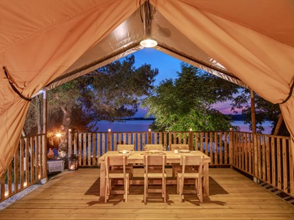 Luxuscamping - Preisniveau: exklusiv - Istrien - geräumige überdachte Terrasse - Lanterna Premium Camping Resort - Valamar Safari-Zelte auf Lanterna Premium Camping Resort