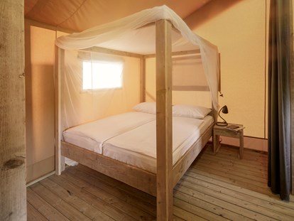 Luxuscamping - TV - Novigrad - Ehezimmer - Lanterna Premium Camping Resort - Valamar Safari-Zelte auf Lanterna Premium Camping Resort
