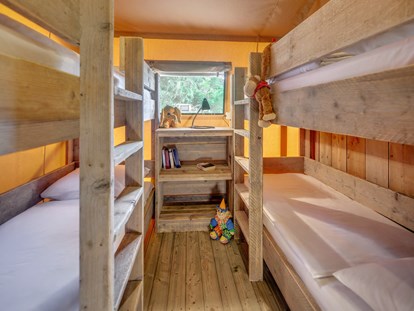 Luxuscamping - Gartenmöbel - Novigrad - Kinderzimmer mit zwei Stockbetten - Lanterna Premium Camping Resort - Valamar Safari-Zelte auf Lanterna Premium Camping Resort